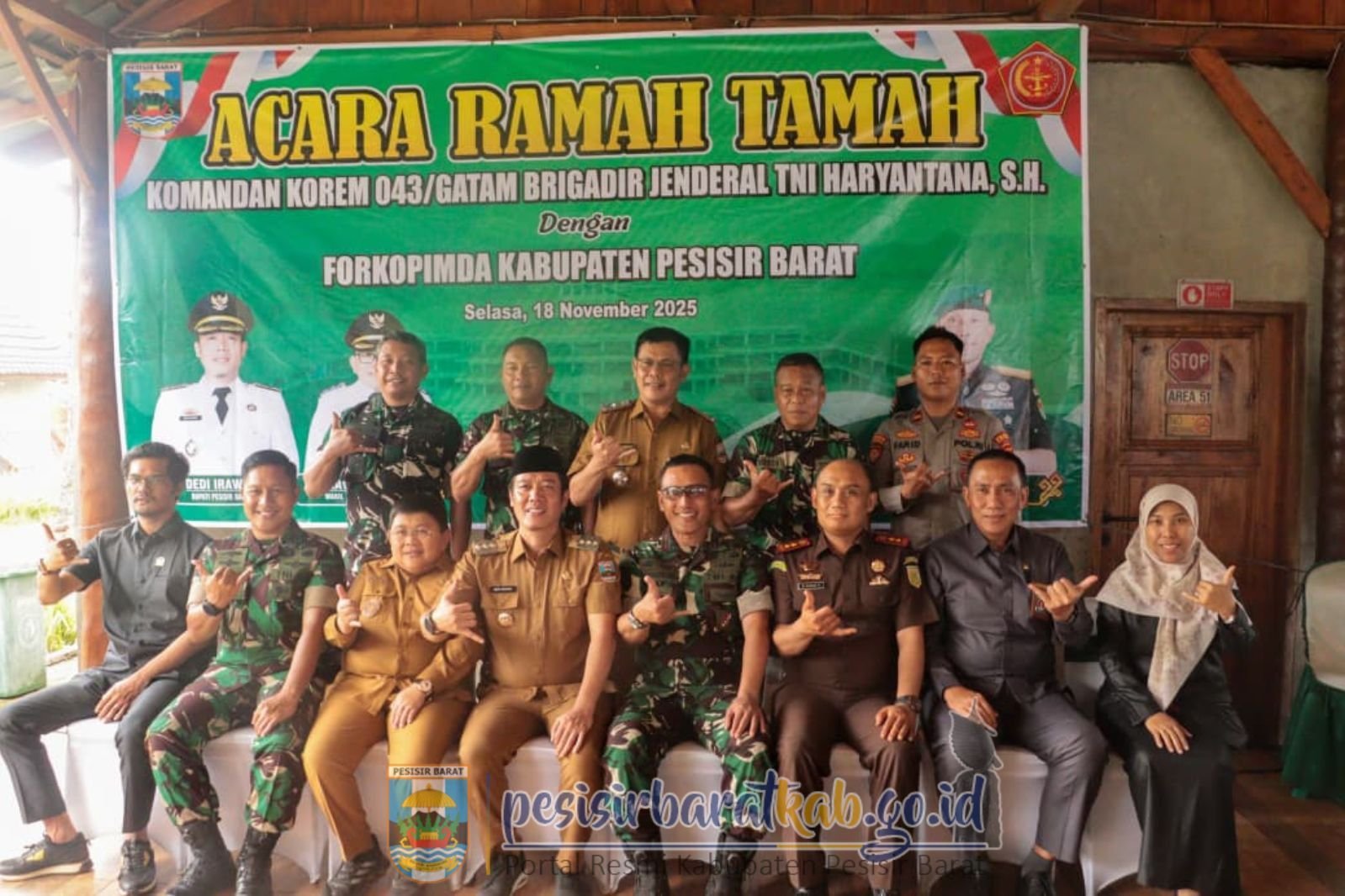 BUPATI-WAKIL_BUPATI_PESIBAR_SAMBUT_KUNKER_DANREM_KE_PESIBAR-1
