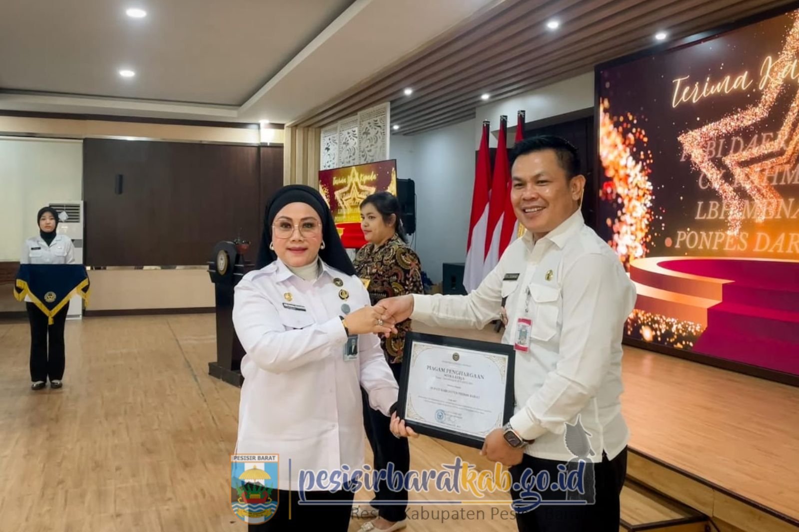 Momen_Hari_Bhakti_KEMENIMIPAS_Ke-1_Bupati_Terima_Penghargaan-1